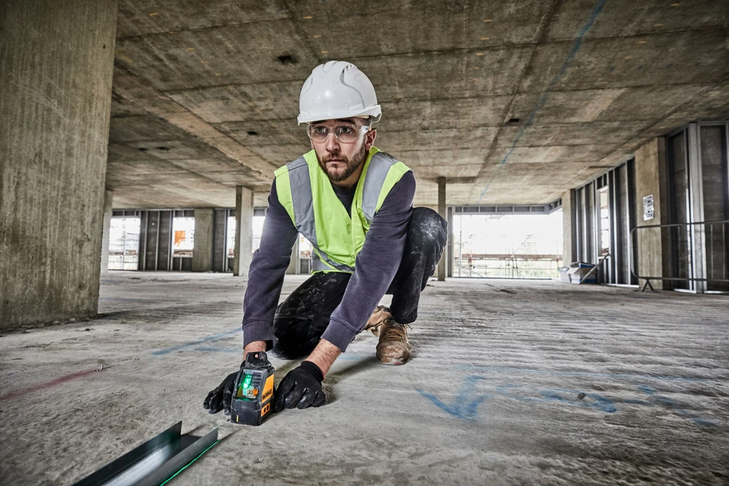 DeWALT DW088CG Laser à croix à nivellement automatique dans un coffret - 2 lignes - 15 m - Vert-image