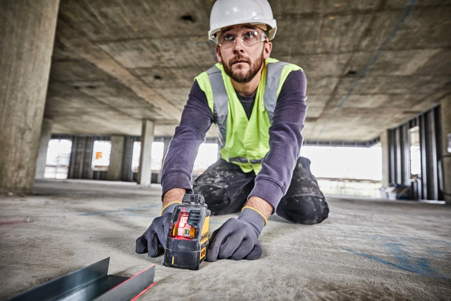 Dewalt DW088KPOL laser à lignes croisées à nivellement automatique dans un coffret (DW088K) & colonne (DE0882) - 15 m-image