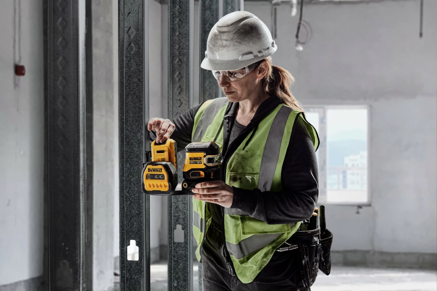 DeWALT DCE825D1G18 12V / 18V Li-ion XR Accu Zelfnivellerende 5 Punts kruislijnlaser set (1x 2.0Ah) in TSTAK koffer - Groen-image