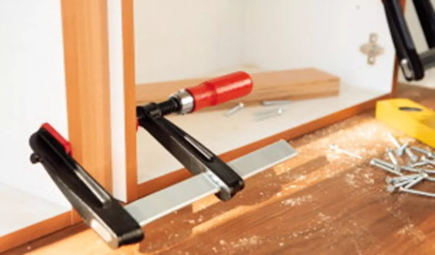 Bessey TGRC30S10 - Presse à vis en fonte malléable avec poignée bois TGRC - 300 x 100-image