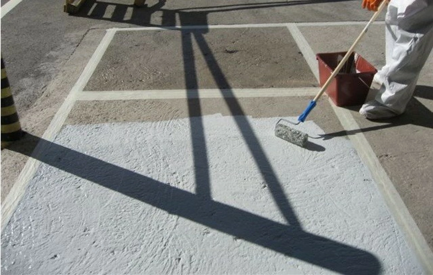 Rust-Oleum Tarmacoat Wegenverf - RAL 3020 verkeersrood - 5L-image