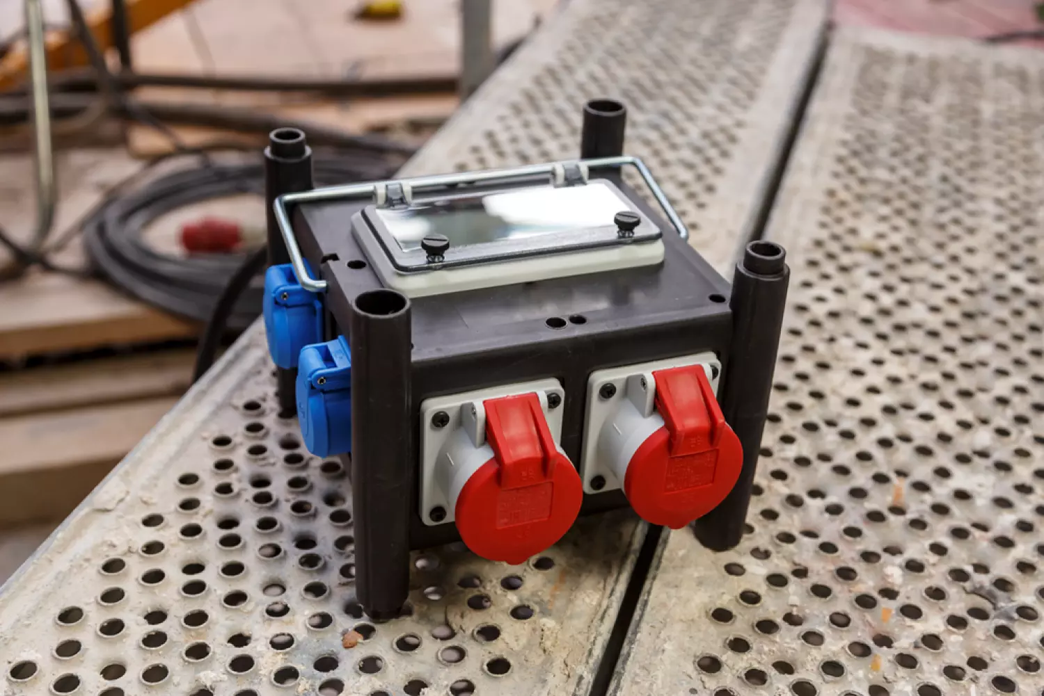 Brennenstuhl 1153690400 compacte rubberen stroomverdeler BSV 3/32 2 - IP44 - 2m - H07RN-F 5G4,0-image