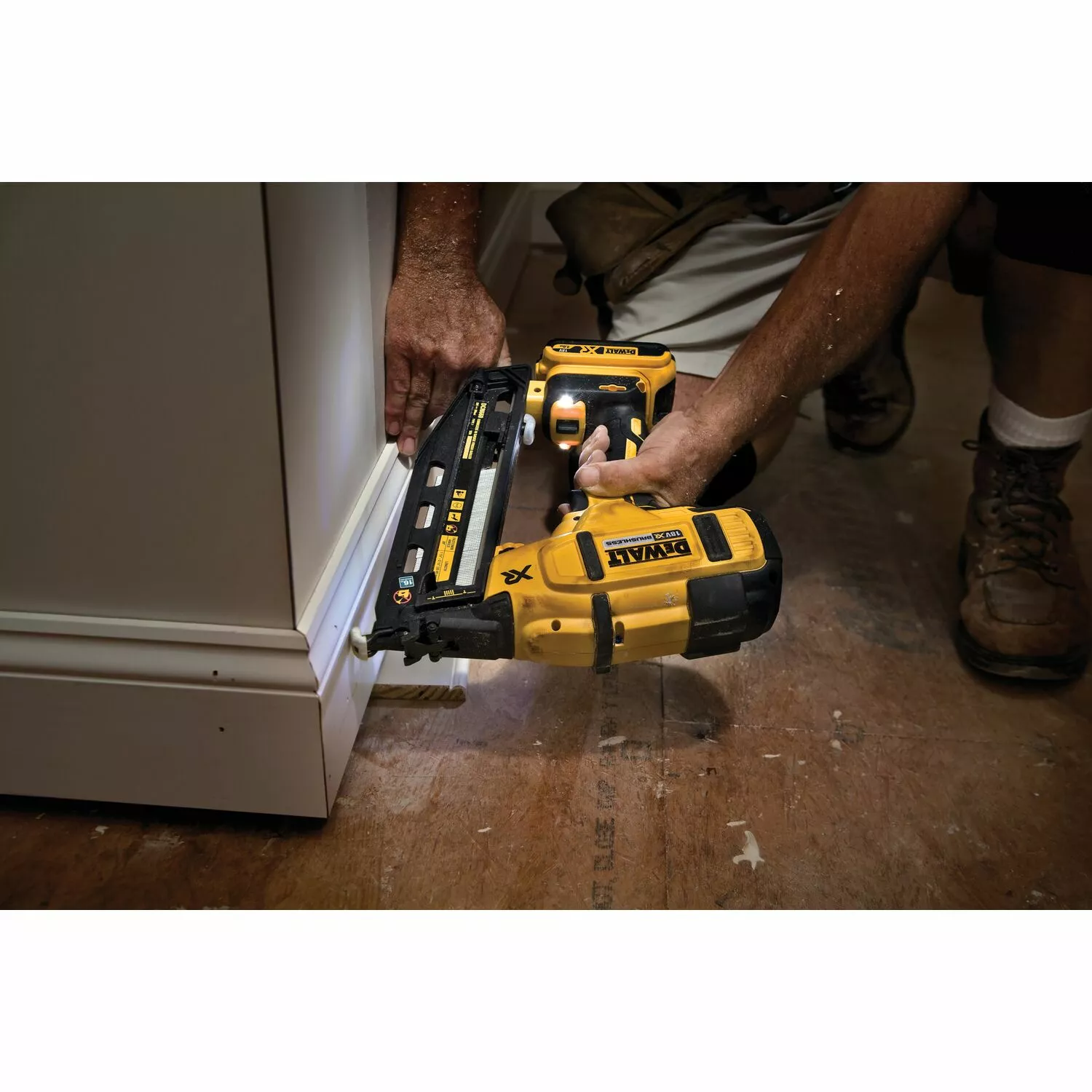 DeWALT DCN660P2 Cloueuse de finition sans fil 18V Li-Ion set (2x batterie 5,0Ah) dans coffret - moteur sans charbon - 16 Gauge - 32-63mm-image