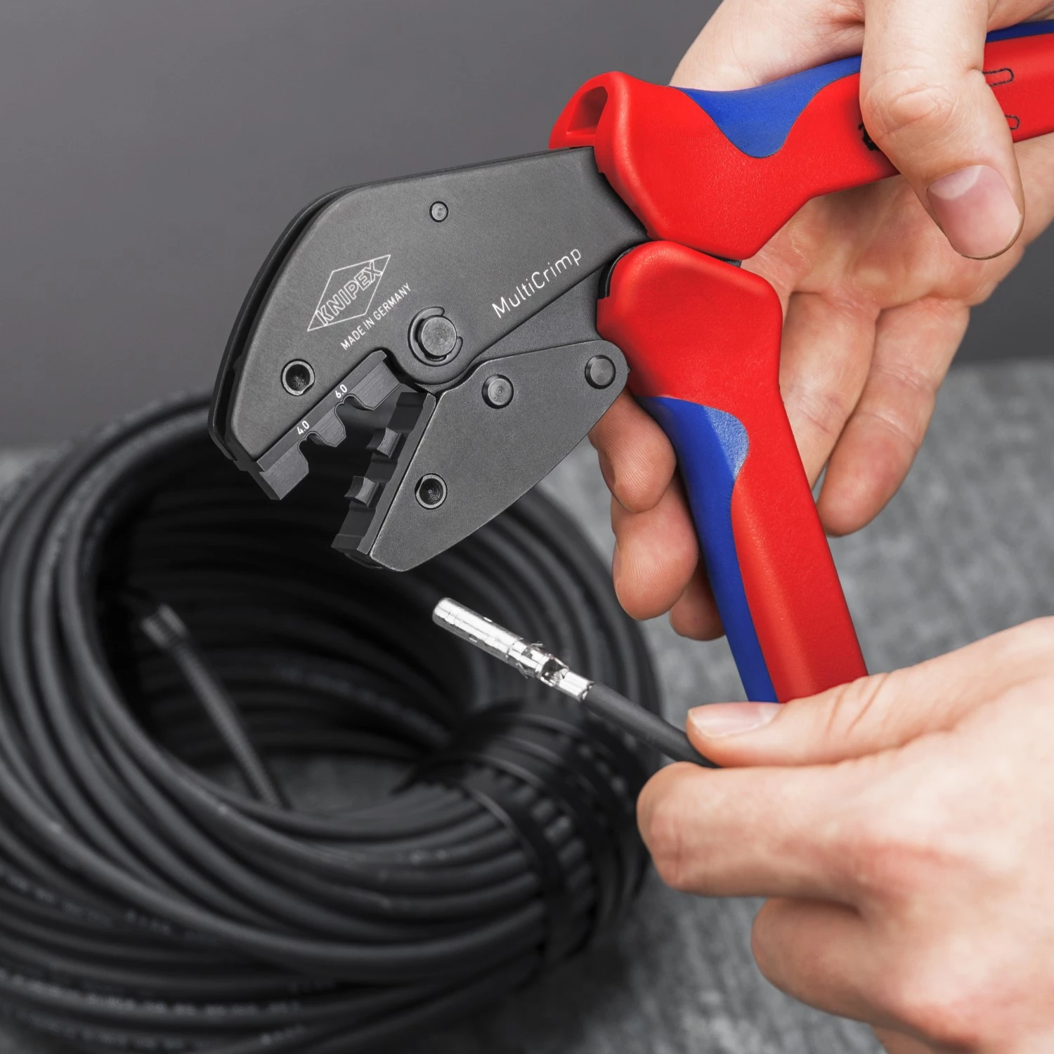 Knipex 97 33 03 Pince à sertir MultiCrimp avec chargeur interchangeable - MC4 /MC4 EVO2 - 0,25 - 6 mm²-image