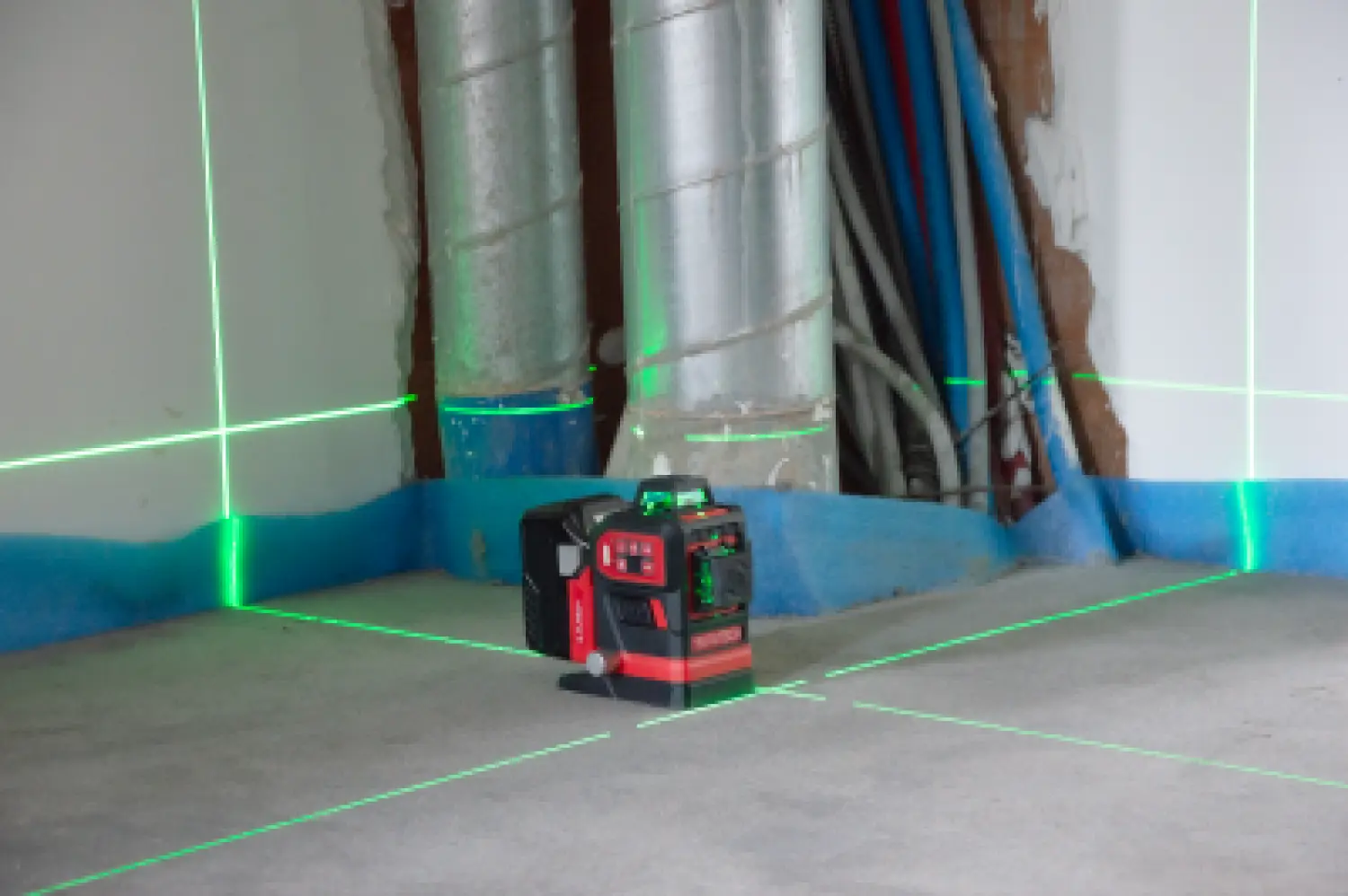 Futech Multicross 3D 18VMAX laser à lignes croisées avec trépied - vert - 70 m - 3 lignes