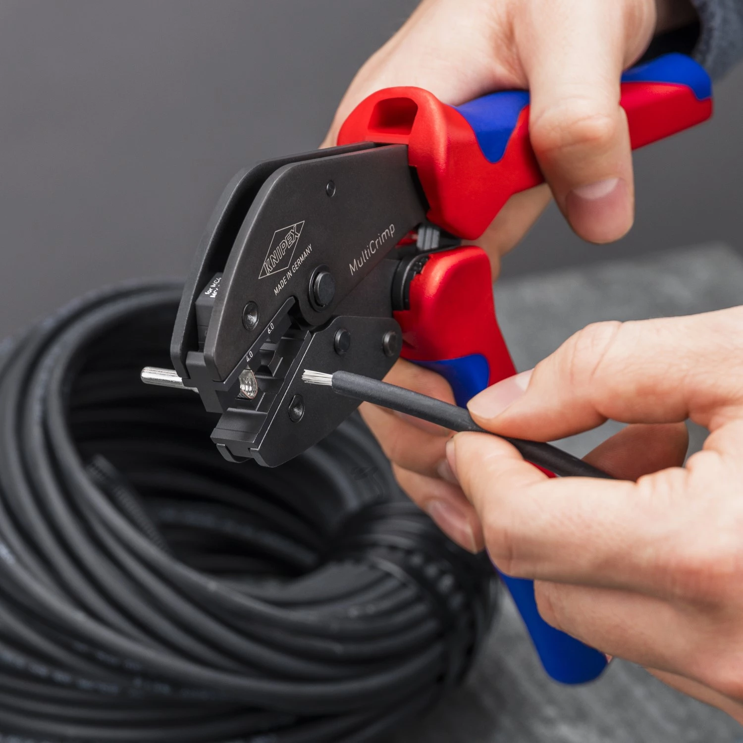 Knipex 97 33 03 Pince à sertir MultiCrimp avec chargeur interchangeable - MC4 /MC4 EVO2 - 0,25 - 6 mm²-image