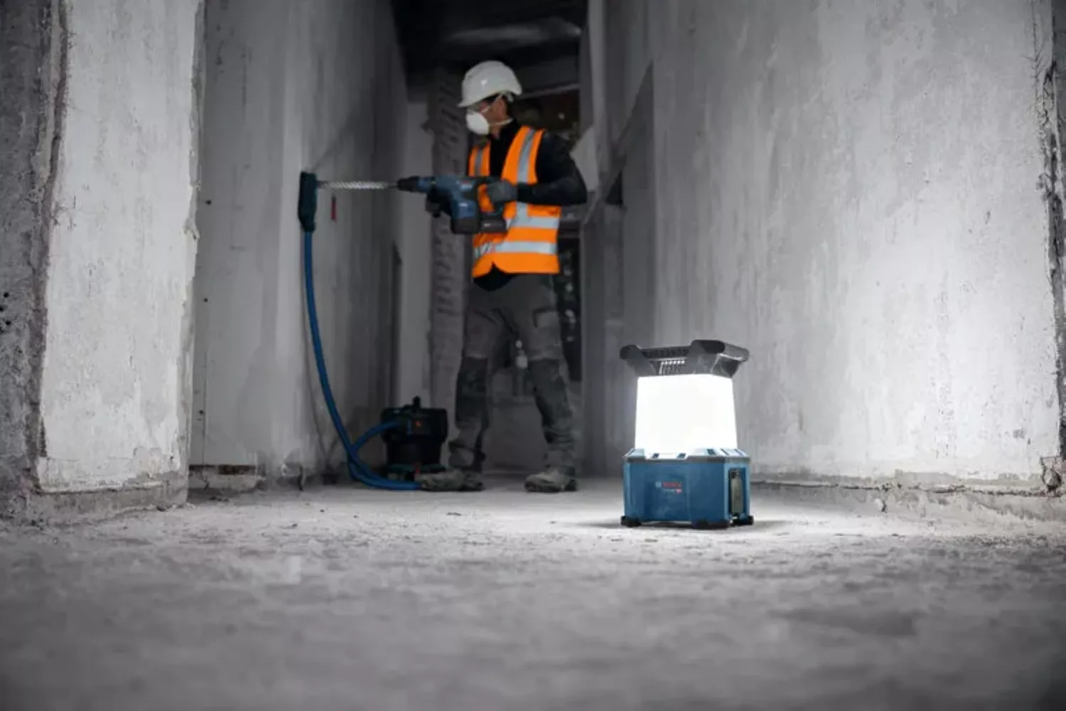 Bosch GLA 18VH-7500 Lampe de chantier sans fil 18 V avec câble d'alimentation secteur - 7500 lumens-image