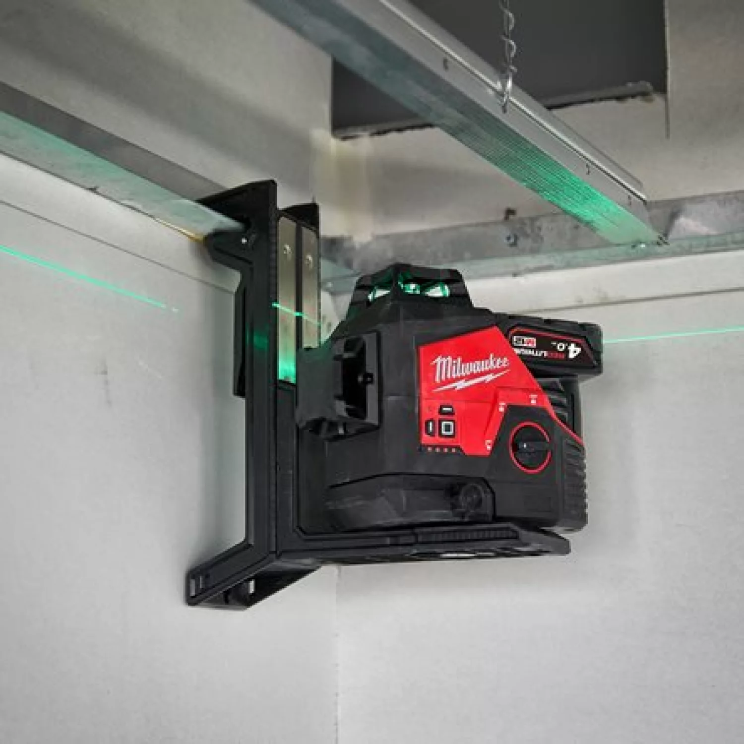 Milwaukee M12 3PL-401C 12V Li-Ion accu kruislijnlaser set (1x 4,0Ah) in koffer - 3 lijnen - Groen - 38m-image