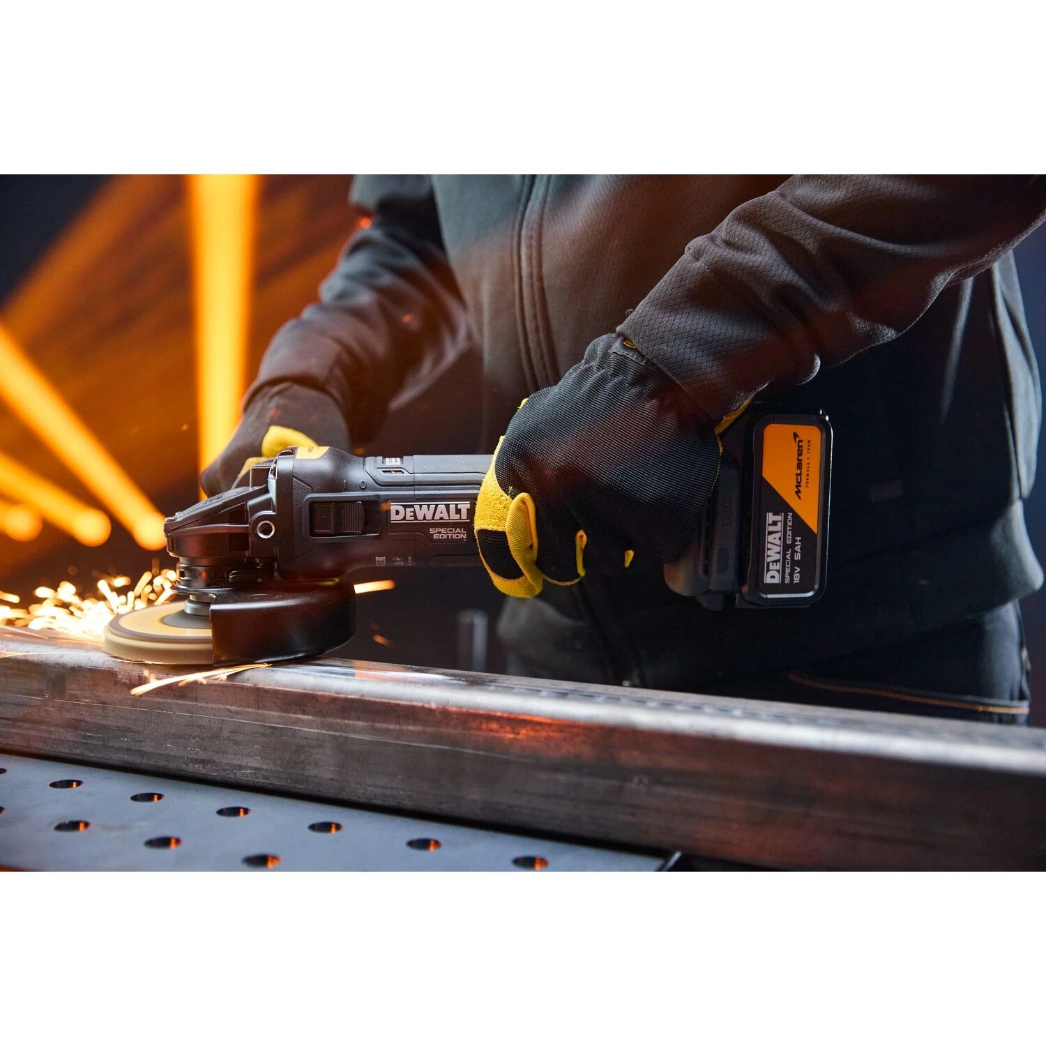 DeWALT X MCLAREN DCG45MP2T-QW 18V XR accu haakse slijper set (2x 5.0Ah accu + lader) - 125mm-image