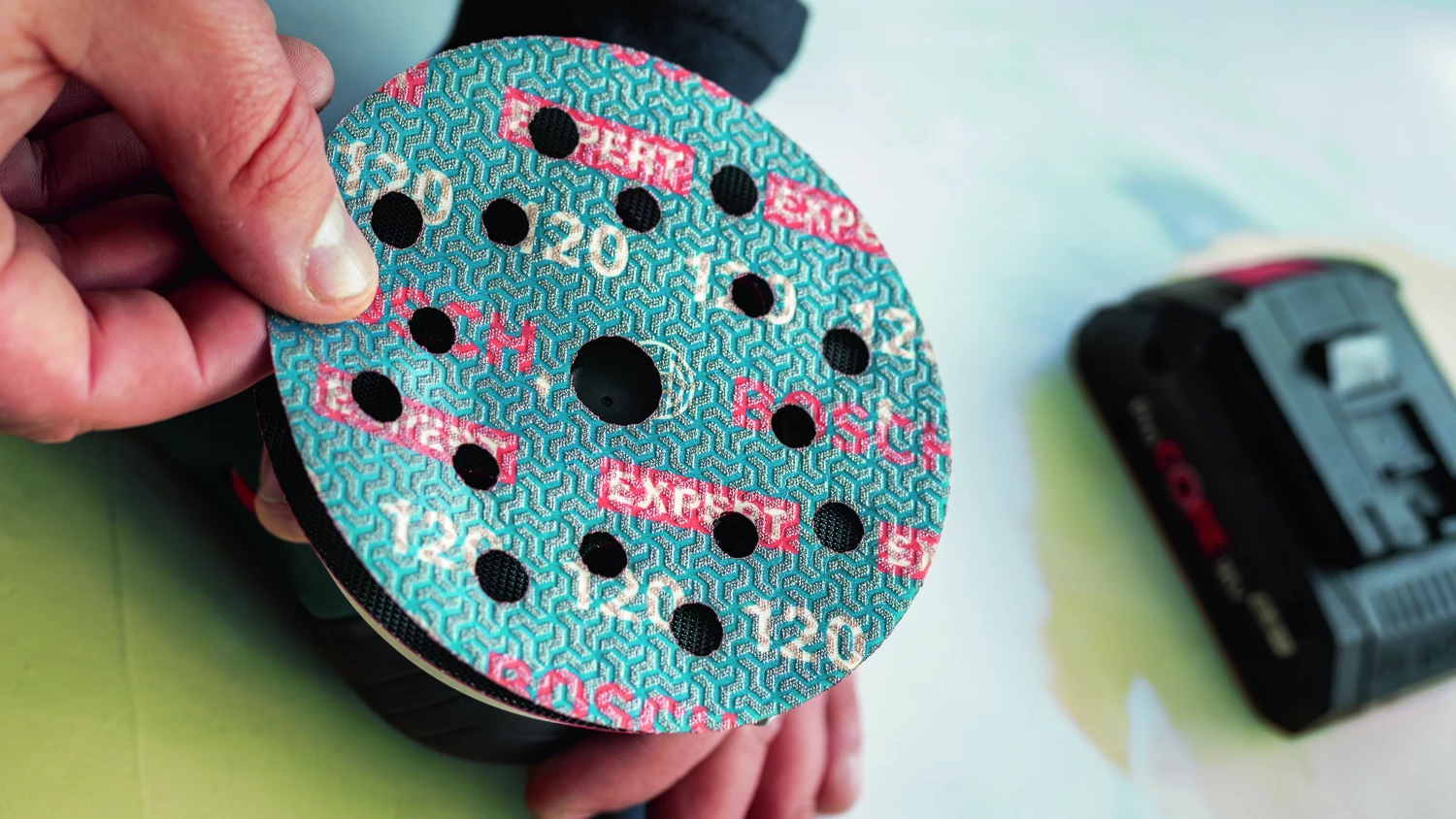 Bosch 2608902453 Disque abrasif EXPERT O780 avec support film - 150 mm - K180 (50 pièces)-image