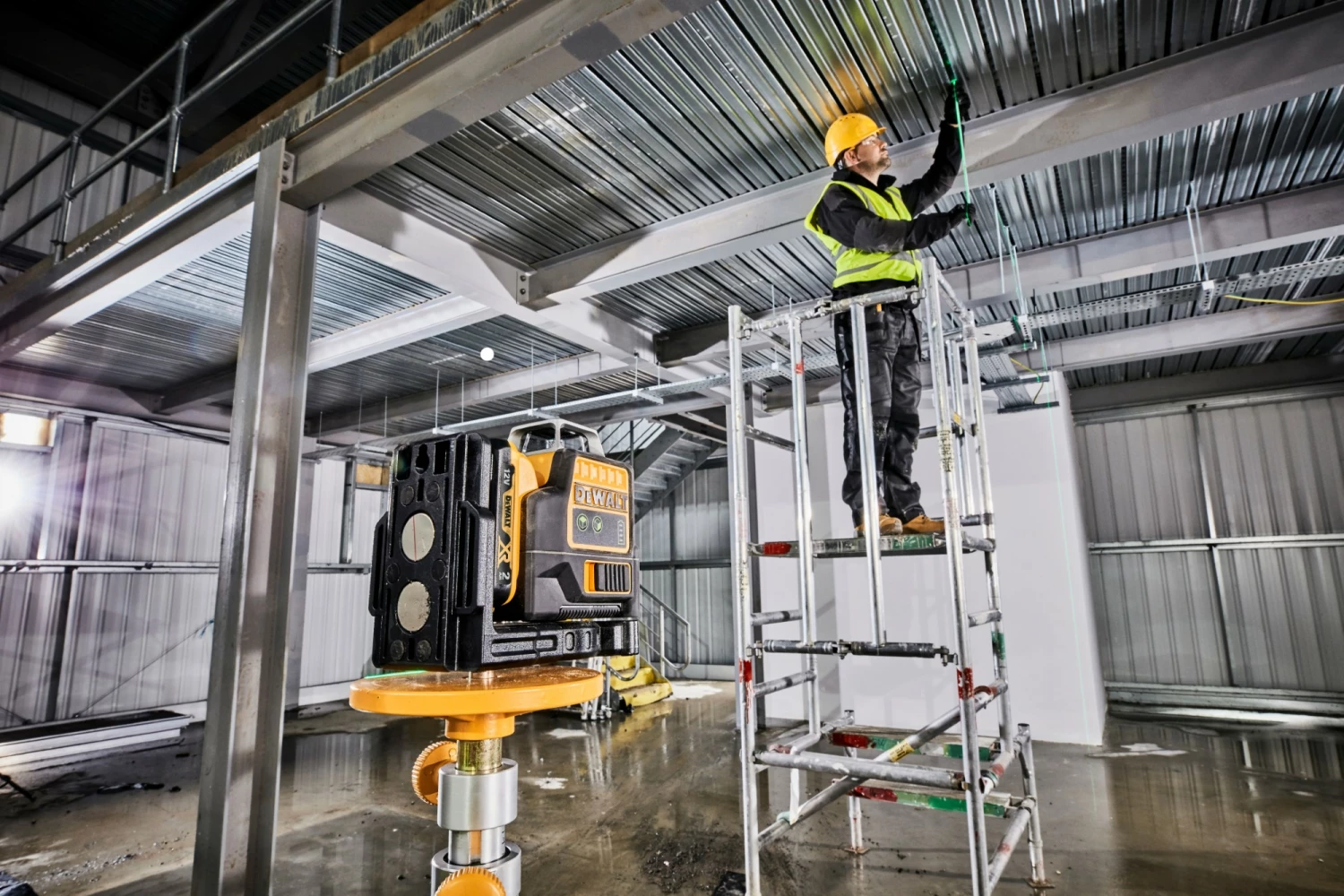 DeWALT DCE0811D1G 10,8V Li-Ion accu Kruislijnlaser 360 graden set (1x 2,0Ah accu) in koffer - groen - 15m-image