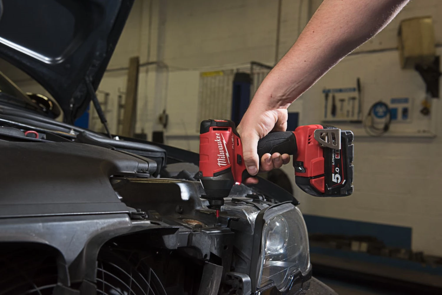 Milwaukee M18 FQID-501B 18V Li-ion accu slagschroevendraaier set (1x 5.0Ah accu) in tas-image