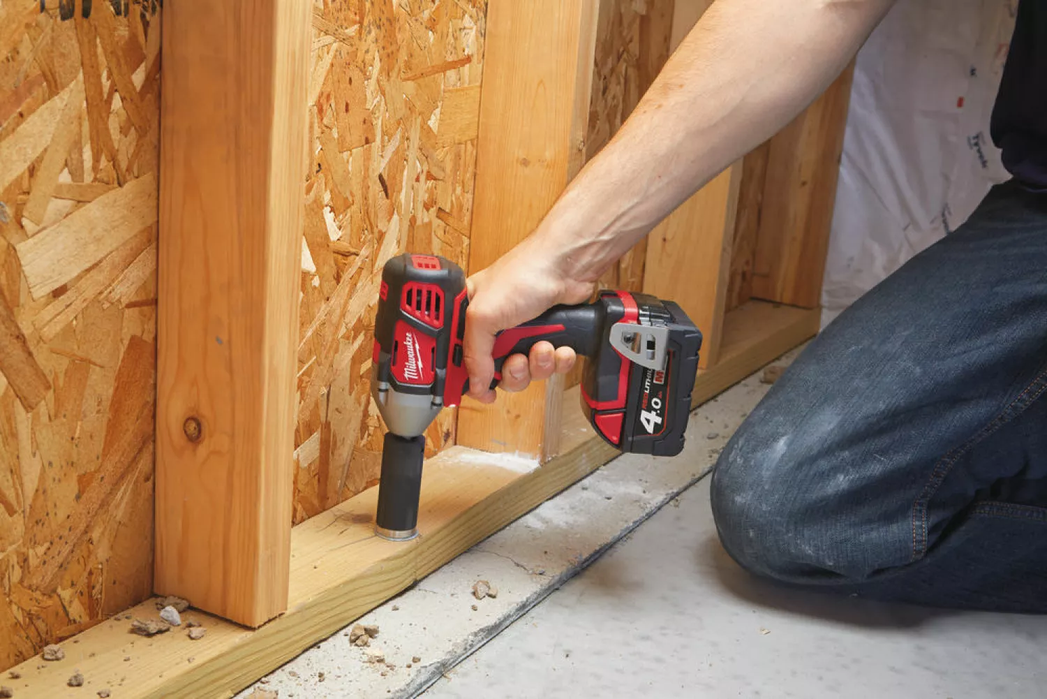 Milwaukee M18 BIW12-402C - Clé à choc Li-Ion 18V (machine seule) dans mallette - 240Nm - 1/2"-image