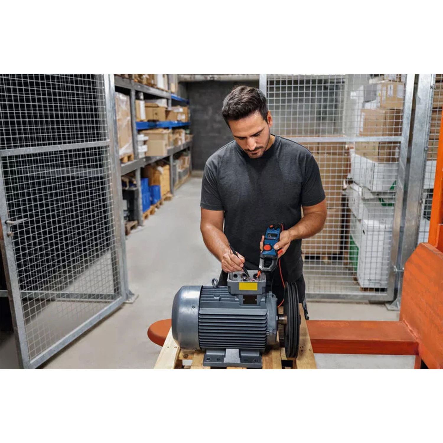 Bosch GMC 600-15 Pince ampèremétrique True-RMS dans un étui + support MH 1 - AC/DC 600 V & AC 600 A - CAT III 600 V / CAT IV 300 V-image