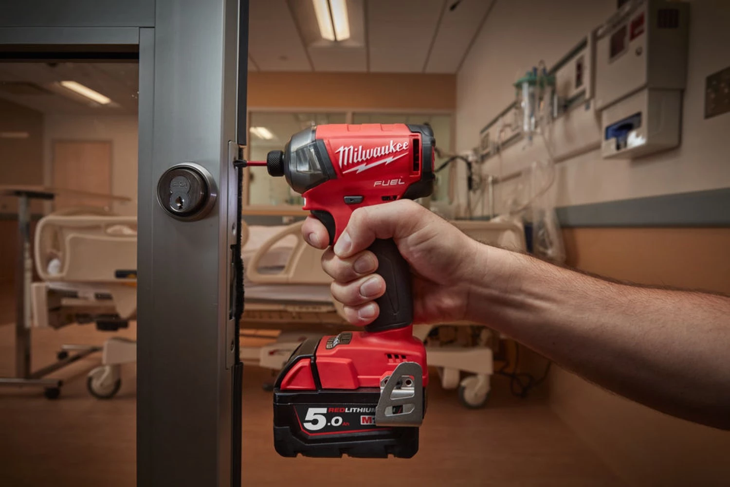 Milwaukee M18 FQID-501B Kit visseuse à percussion sans fil 18 V Li-ion (1 batterie 5,0 Ah) dans un sac-image