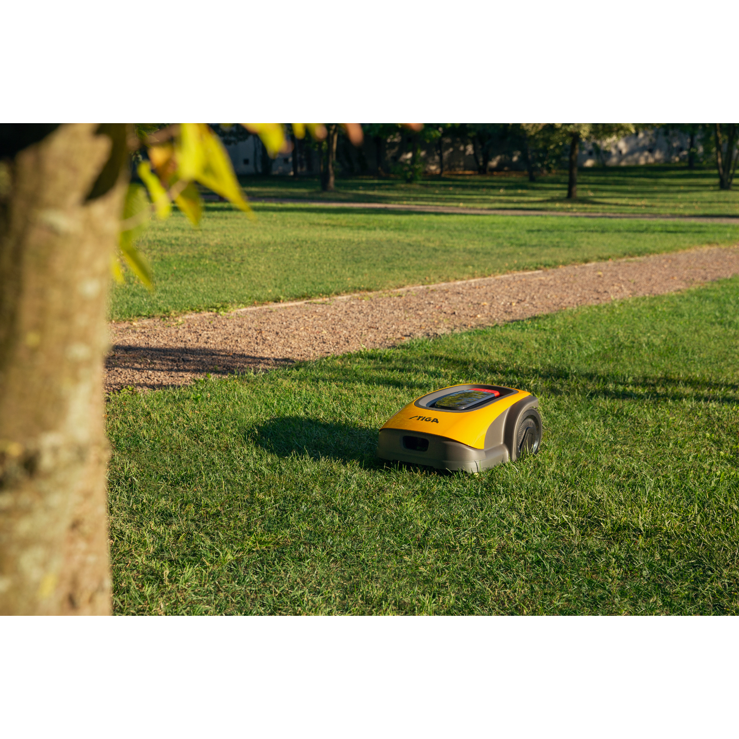 Stiga A 1000 Robotmaaier met garage - 1000m² - 18cm-image