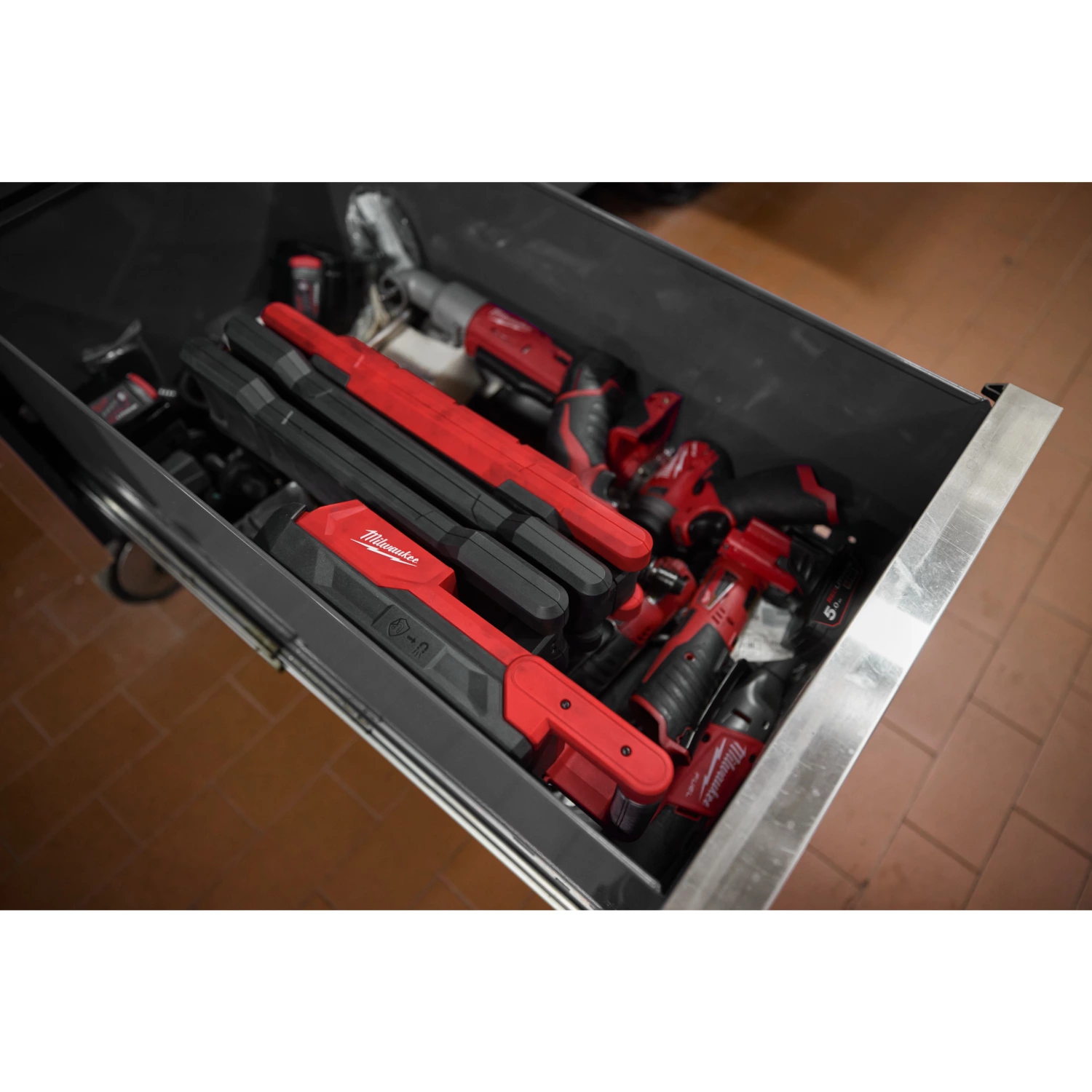 Milwaukee M18 ABL-0 18V Li-Ion Lampe magnétique pliable - Trueview - 2500Lm-image