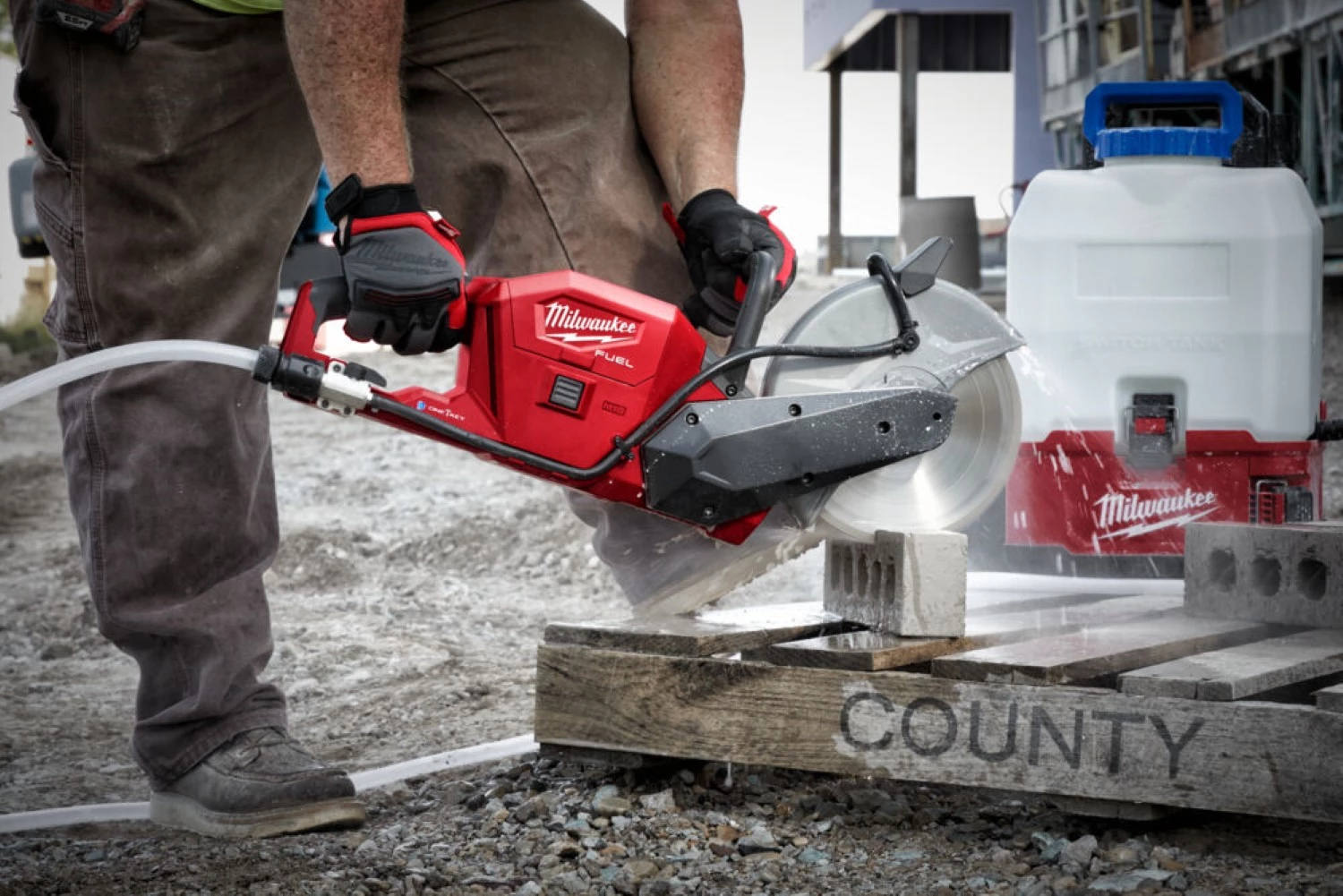 Milwaukee M18 FCOS230-121 Kit de tronçonneuse sans fil 18 V Li-ion (1 batterie 12,0 Ah) - 230 mm-image