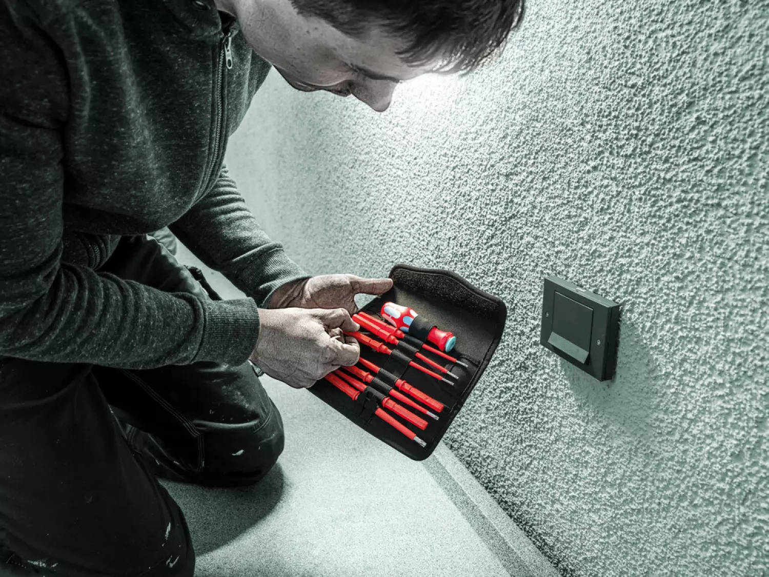 Wera 05006630001 Jeu de tournevis 8 pièces Kraftform Kompakt VDE RVS 8 Extra Slim 1 Tool Finder avec lames interchangeables dans un étui-image