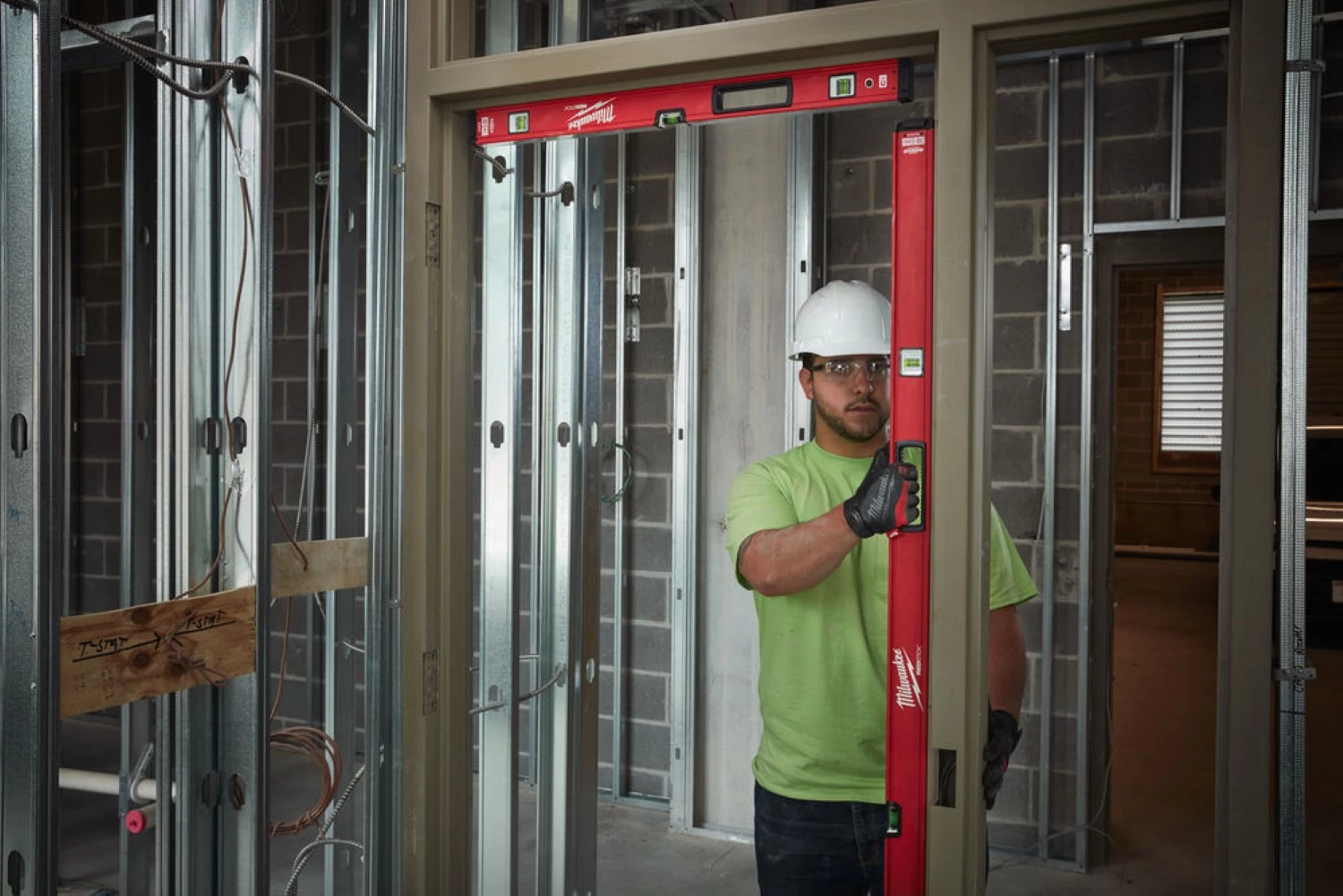 Milwaukee 4932459073 REDSTICK™ Backbone™ Box Waterpas - magnetisch - 2000mm-image