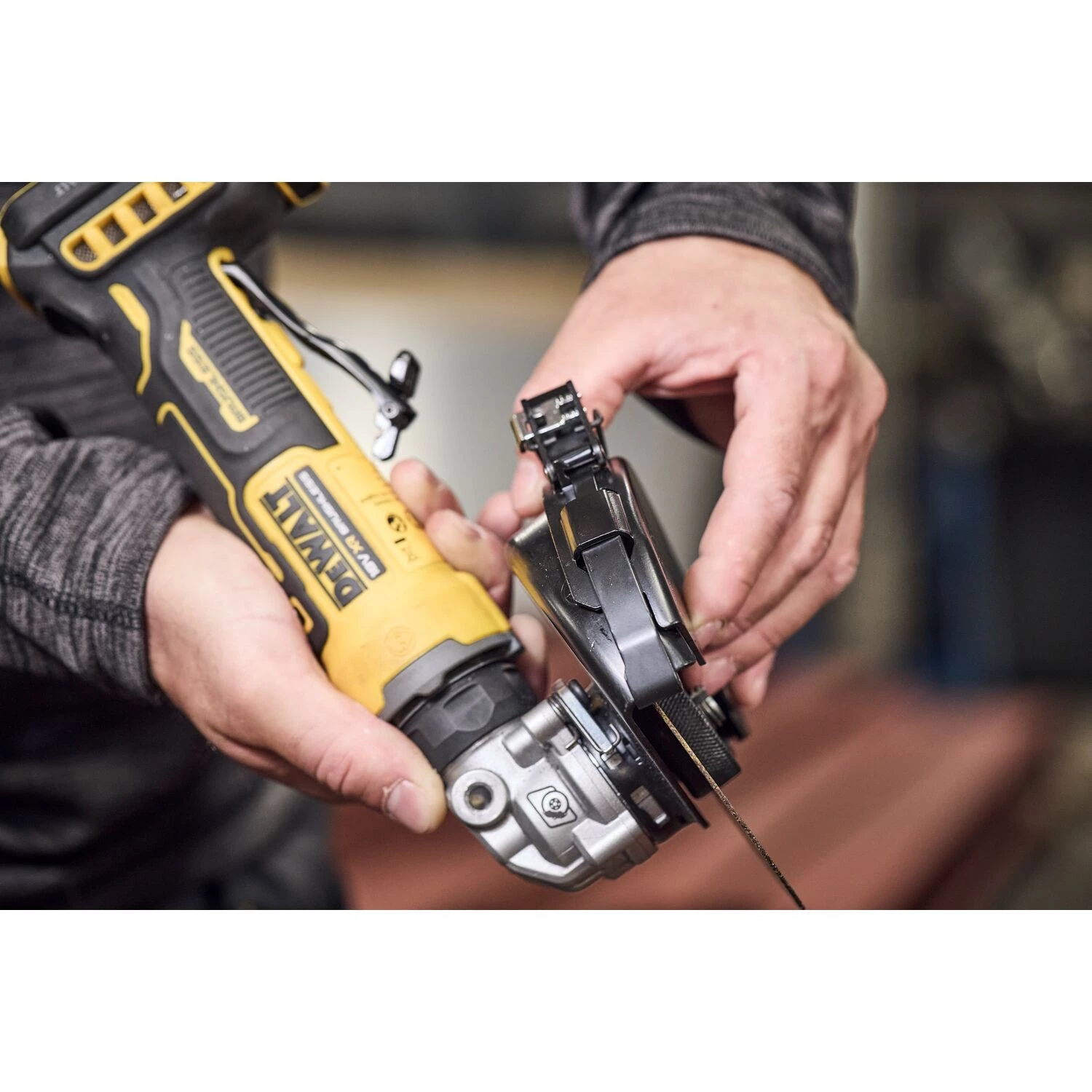 DeWALT DCG404S2T-QW 18V XR compacte accu haakse slijper set (2x3.5Ah accu + lader) - 125mm-image