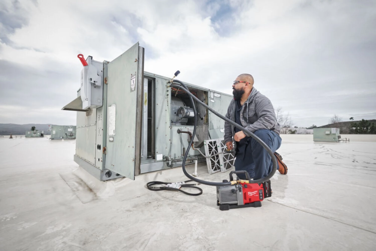 Milwaukee M18 FVP5-801 18 V Li-ion Pompe à vide sans fil (1 batterie 8,0 Ah)-image