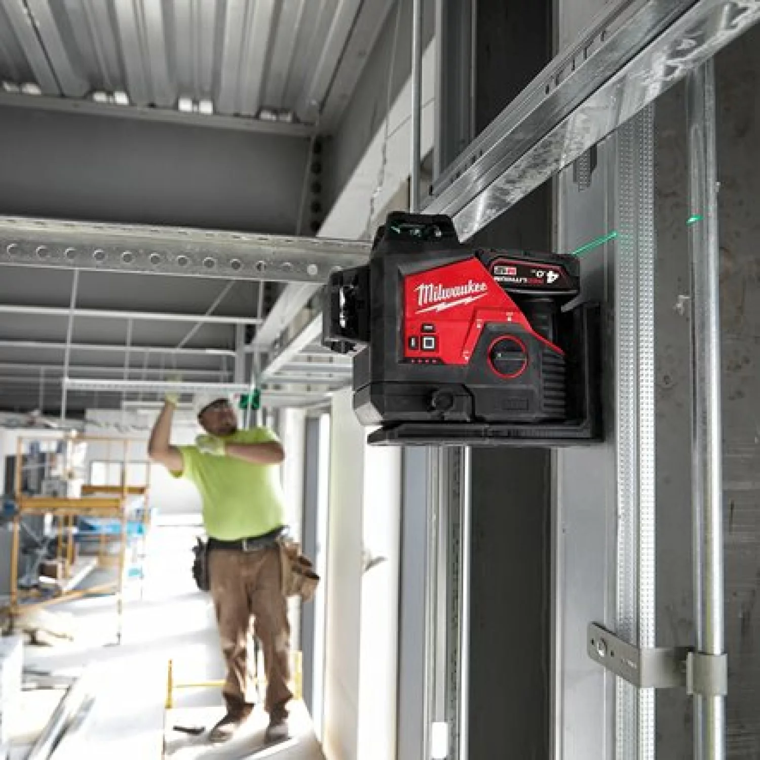 Milwaukee M12 3PL-401C 12V Li-Ion accu kruislijnlaser set (1x 4,0Ah) in koffer - 3 lijnen - Groen - 38m-image