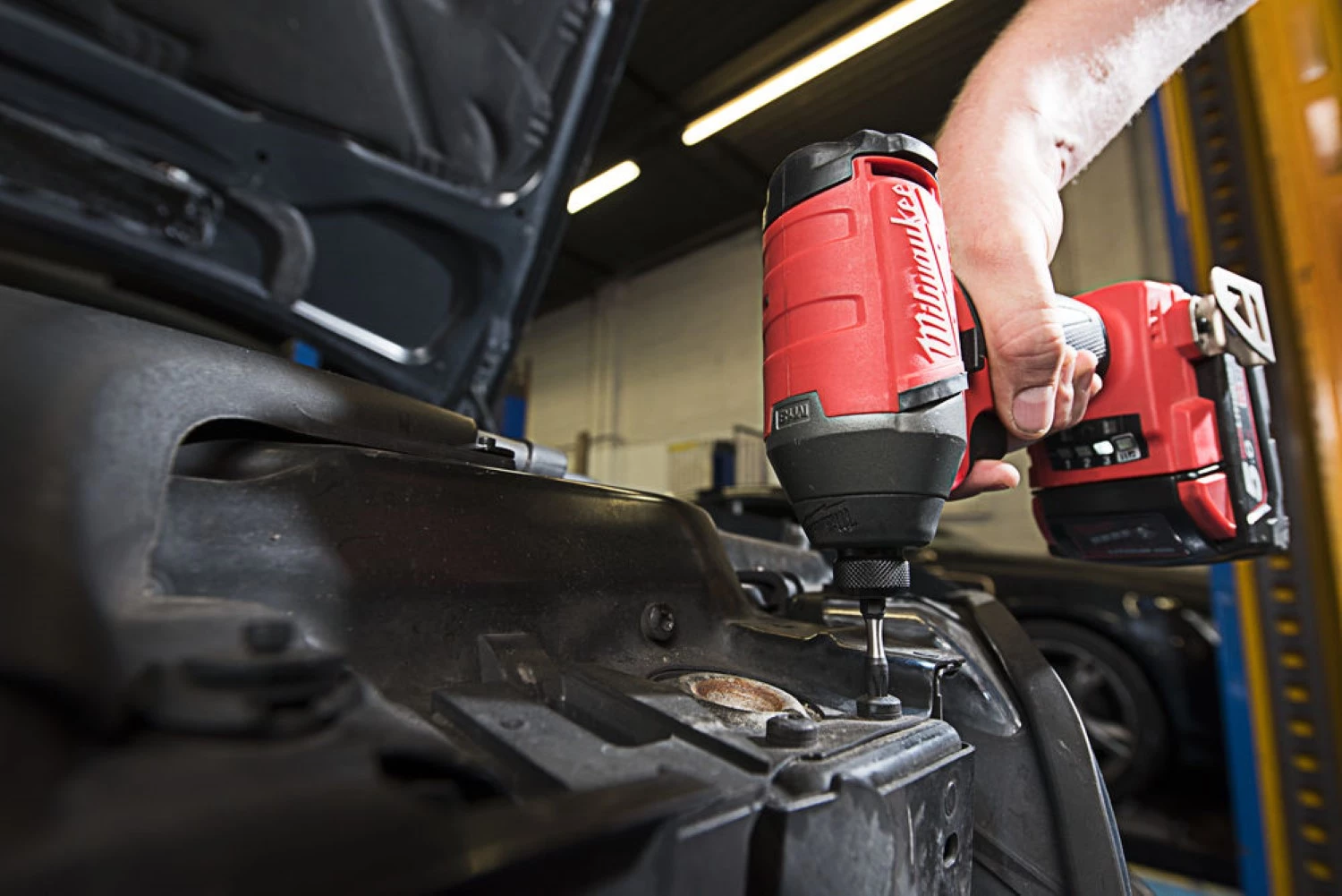 Milwaukee M18 FQID-501B 18V Li-ion accu slagschroevendraaier set (1x 5.0Ah accu) in tas-image