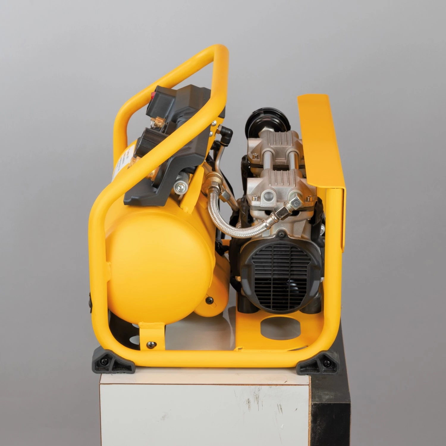 DeWALT DXCMS156RE stille olievrije compressor - 6L - 10 bar-image