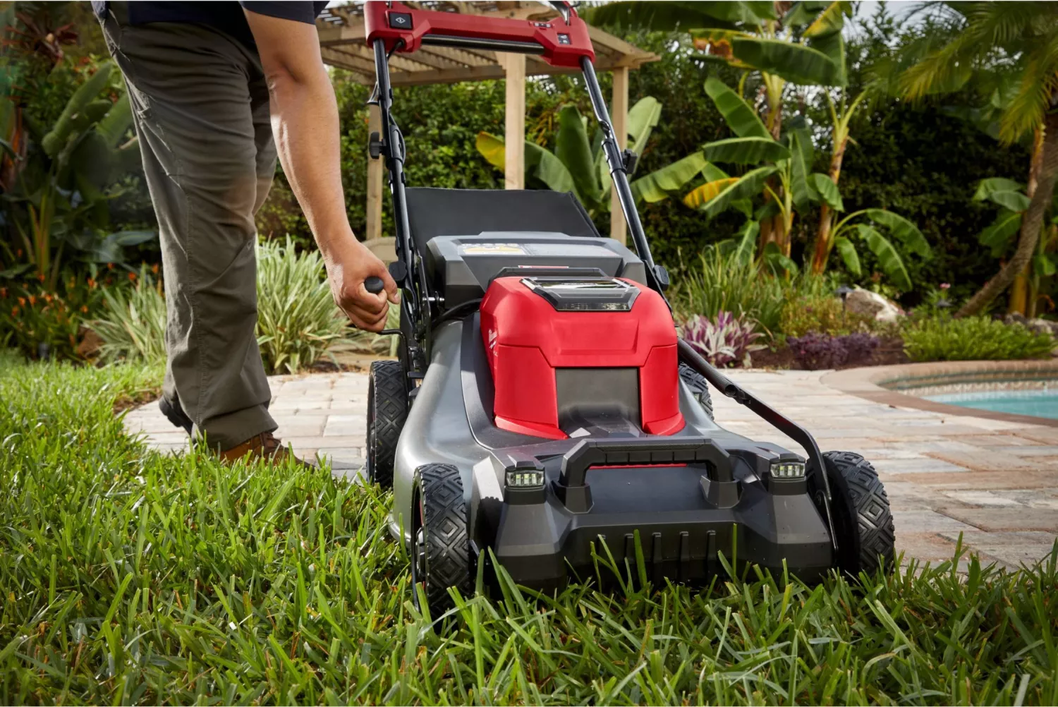 Milwaukee M18 F2LM53-122 FUEL 36V (2x18V) Li-ion accu zelfrijdende grasmaaier set (2x 12.0Ah Forge accu) - 53cm-image