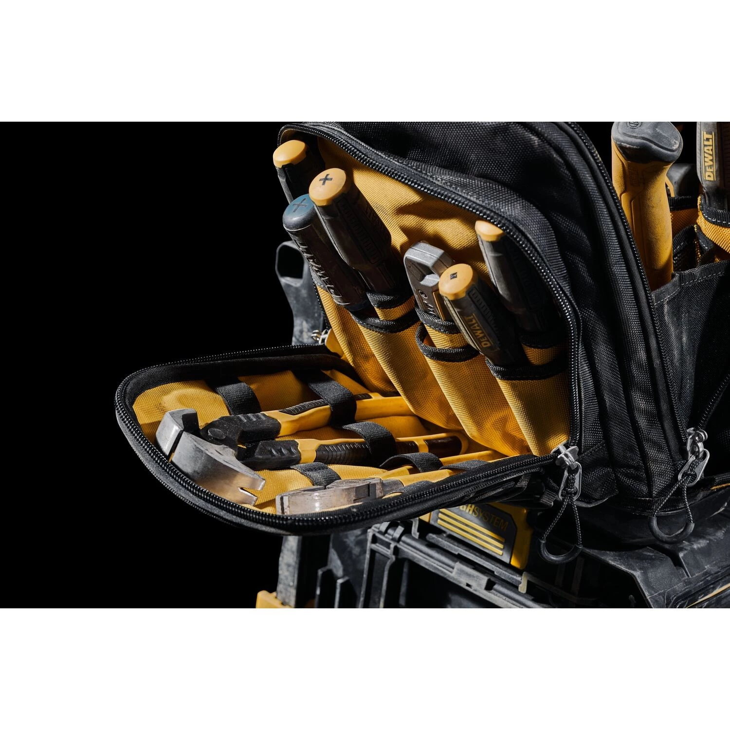 DeWALT DWST83522-9 McLaren Gereedschapstas met wielen - 28"-image