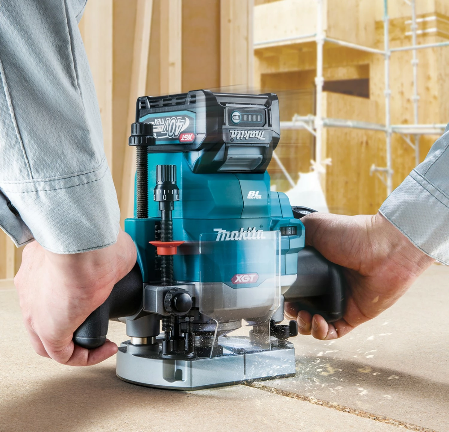 Makita RP001GZ02 XGT 40V Max Défonceuse dans Mbox - 1900W - 12 mm-image