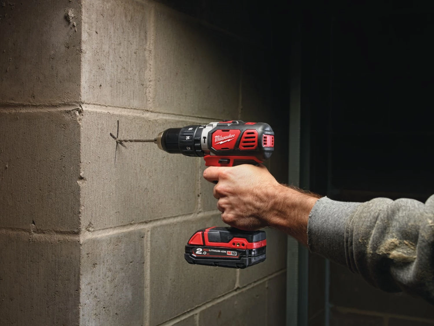 Milwaukee M18 BPD-202C - Set de Perceuse à percussion compacte 18V Li-Ion (2x 2.0Ah ) dans coffret-image