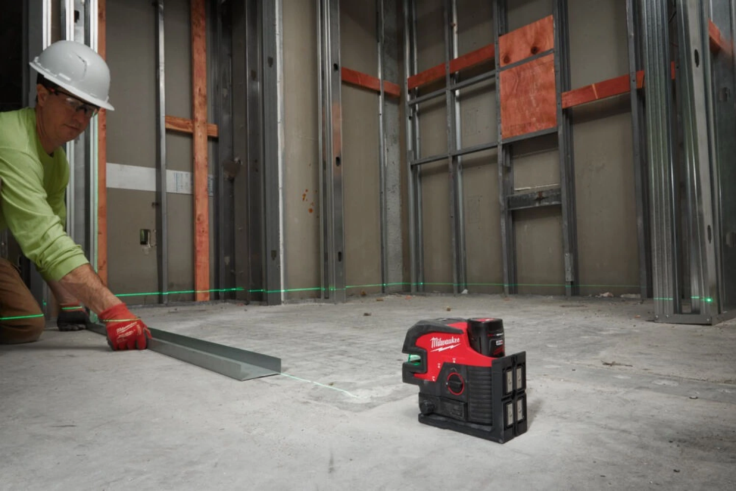 Milwaukee M12 CLL4P-0C 12V Li-Ion batterie laser croix autonivelante avec 4 points dans mallette de transport - vert-image