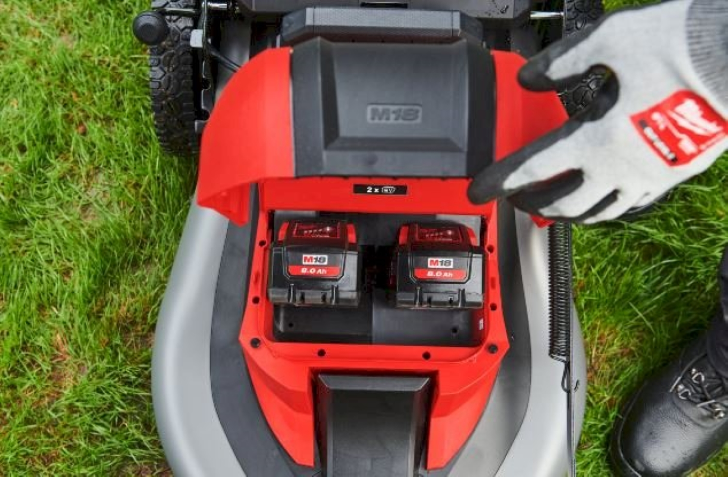 Milwaukee M18 F2LM46-802 FUEL 36V (2x 18V) Li-Ion accu zelfrijdende grasmaaier set (2x 8,0Ah) - 46 cm-image