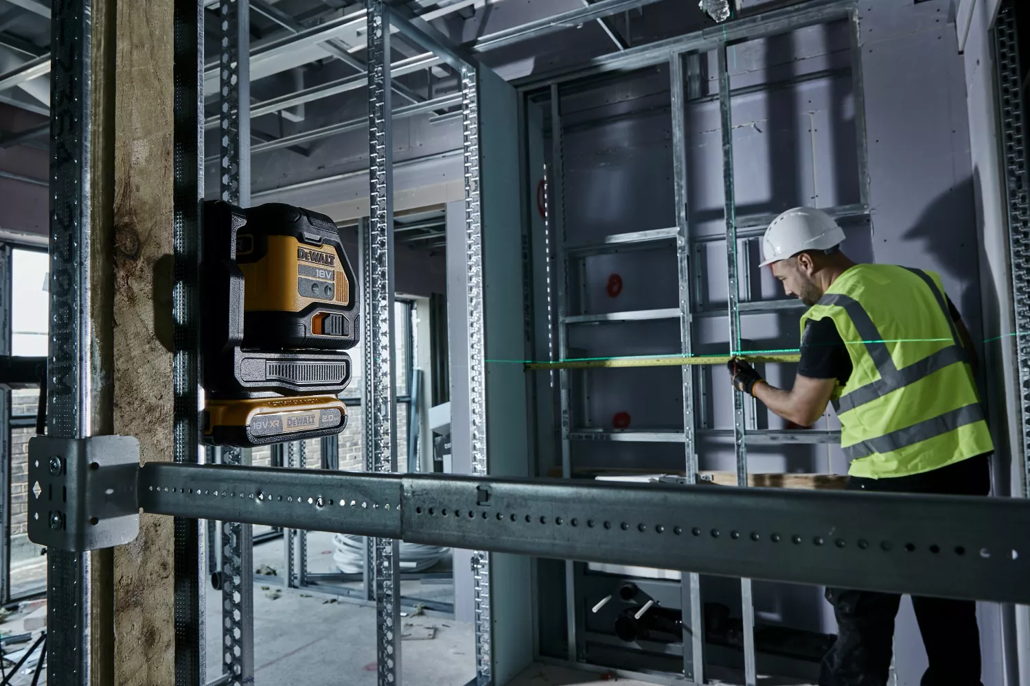 DeWALT DCLE34021D1 Laser à croix 18 V dans un coffret - Vert - 2 x 55 m - 2 lignes - IP54-image