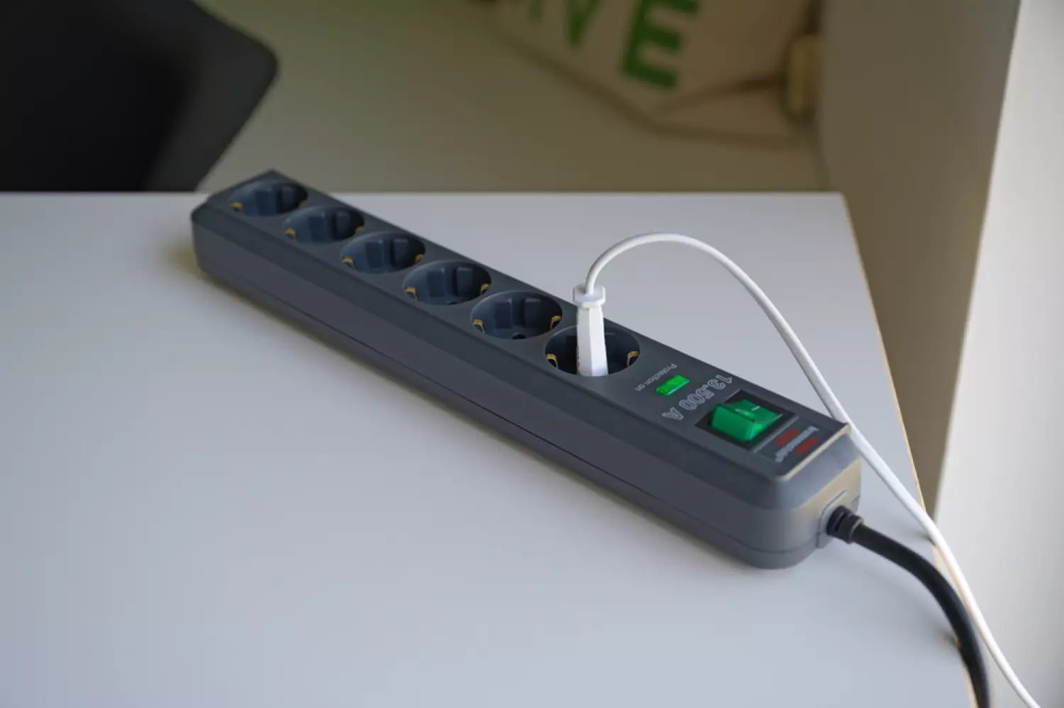 Brennenstuhl 1159710 6 Voudige Stekkerdoos met overspanningsbeveiliging - 3680W - 1,5m x 34cm-image