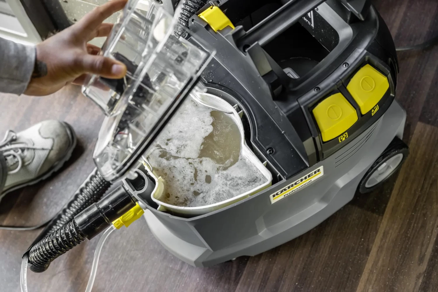 Kärcher Professional Puzzi 8/1 C Tapijtreiniger - 1200W (inclusief 16 tabletten)-image