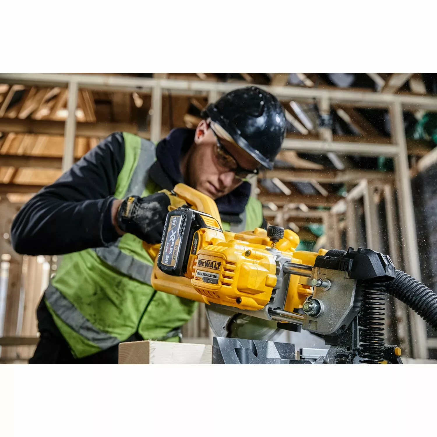 DeWALT DCS777T2 - Set scie à onglet à batterie Li-Ion 18V/54V XR FlexVolt (2x 6,0Ah) - 216 x 30mm - sans balais-image