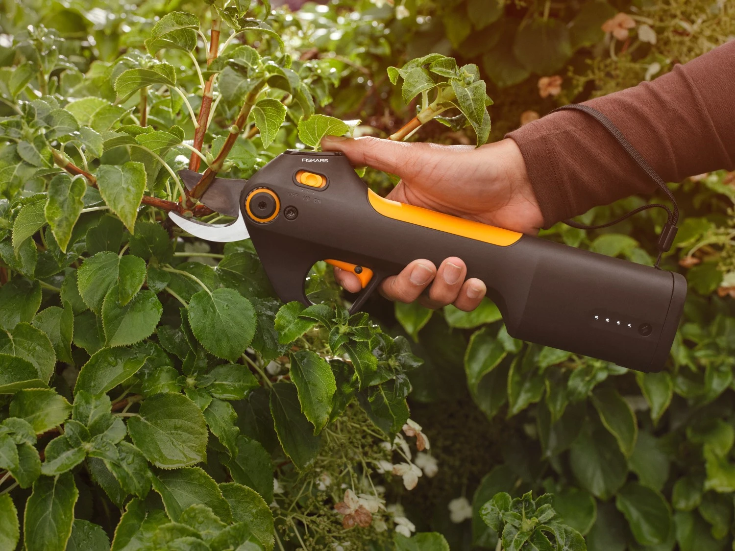 Fiskars accu snoeischaar M bypass met ingebouwde accu