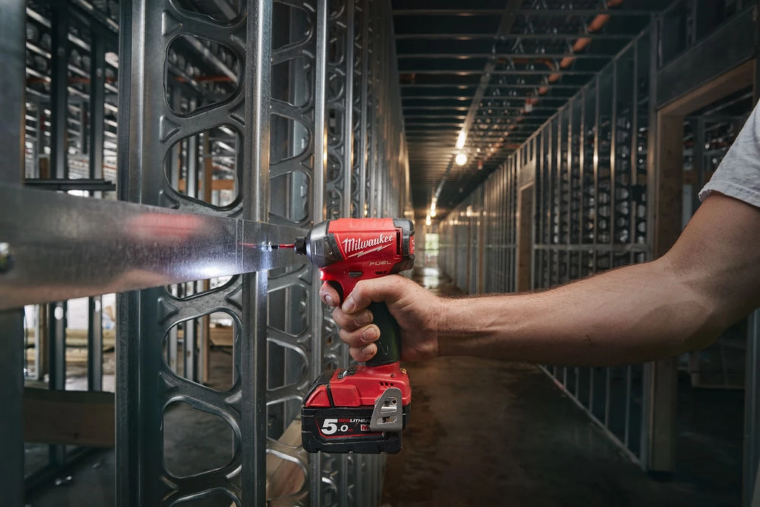 Milwaukee M18 FQID-501B Kit visseuse à percussion sans fil 18 V Li-ion (1 batterie 5,0 Ah) dans un sac-image
