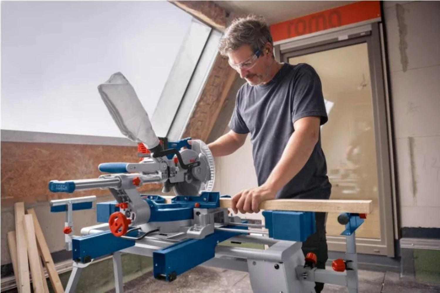 Bosch GCM 18V-216 DC Scie à découper et à onglets sans fil - 18V Li-ion - Machine seule-image