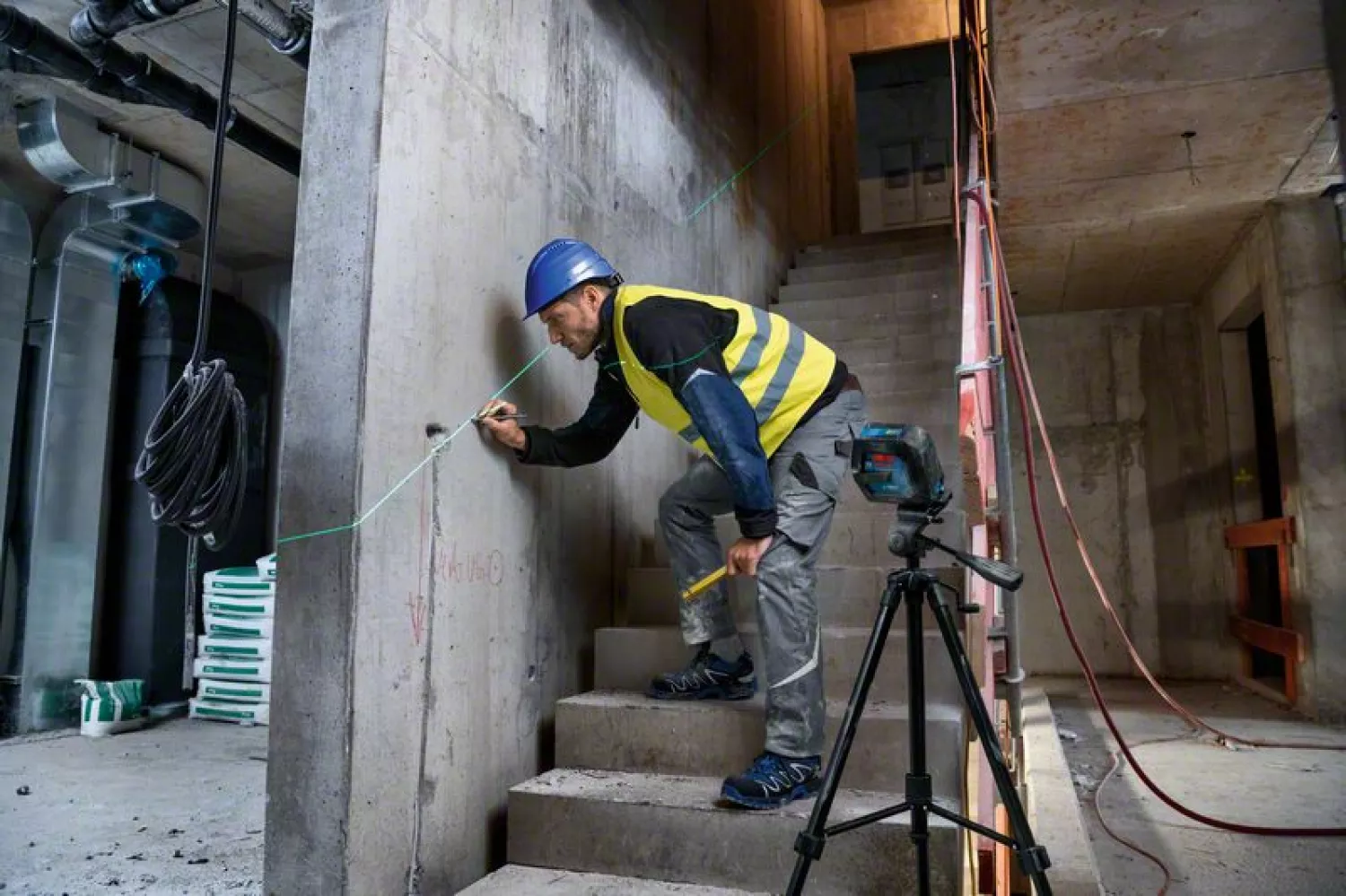 Bosch GLL 2-15 G Laser à croix + trépied dans une mallette de rangement - 15 m-image