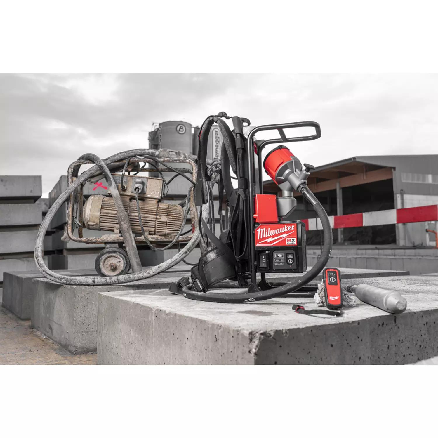 Milwaukee MXF CVBP-602 MX Fuel accu ruggedragen beton trilnaad set (2x 6.0Ah accu)-image