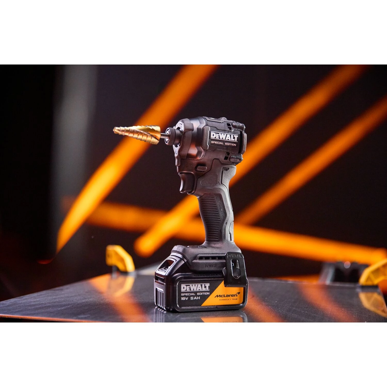 DeWALT X MCLAREN DCF86MP2T-QW 18V XR accu slagschroevendraaier set ( 2x 5.0Ah accu + lader)-image