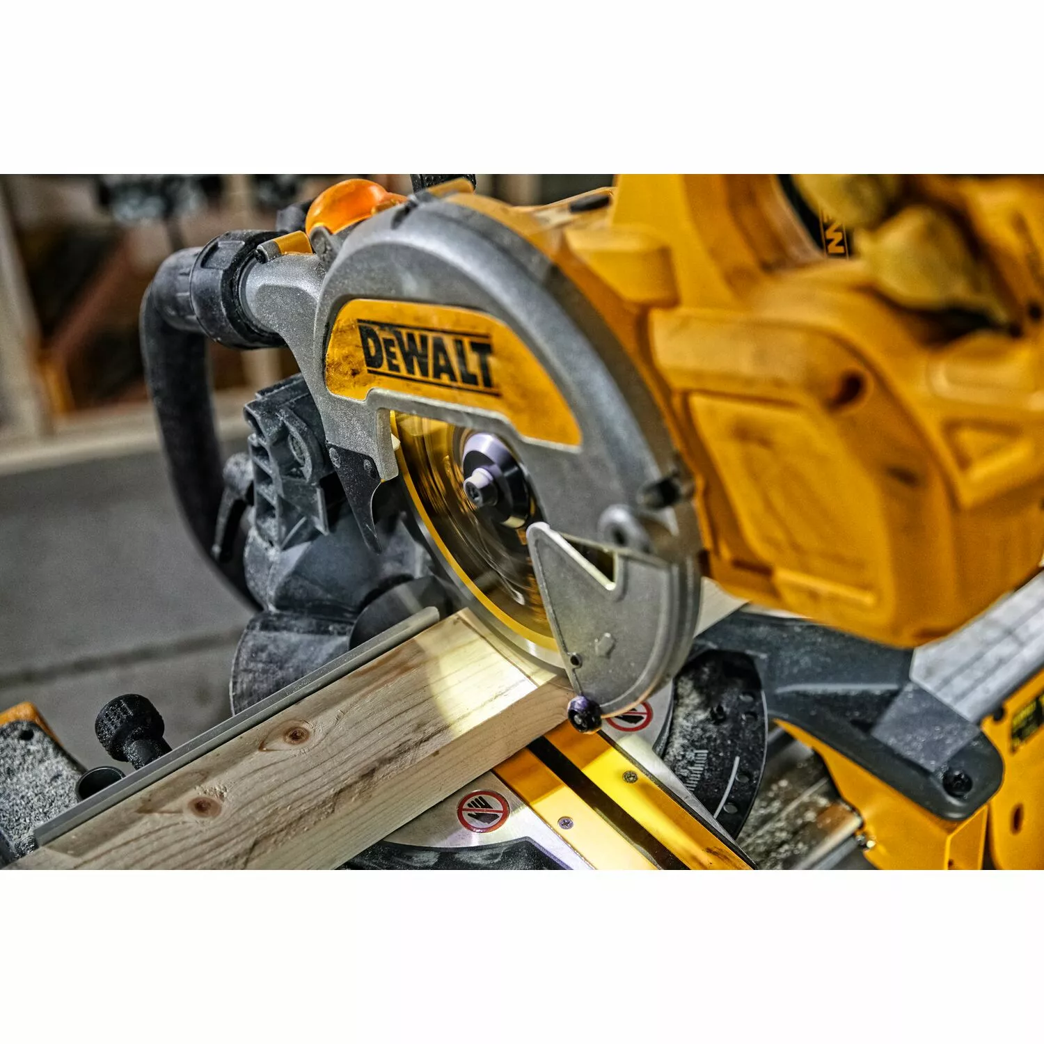DeWALT DCS777T2 54V XR FlexVolt Li-Ion Accu afkort- en verstekzaagmachine set (2x 6.0Ah accu) - 216 x 30mm - koolborstelloos-image