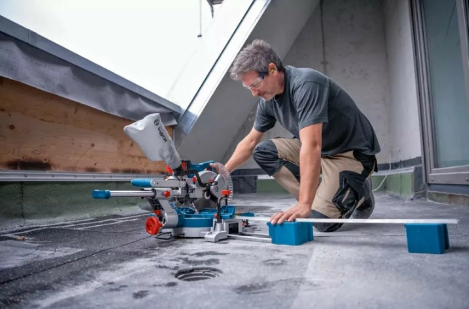 Bosch GCM 18V-216 DC Scie à découper et à onglets sans fil - 18V Li-ion - Machine seule-image