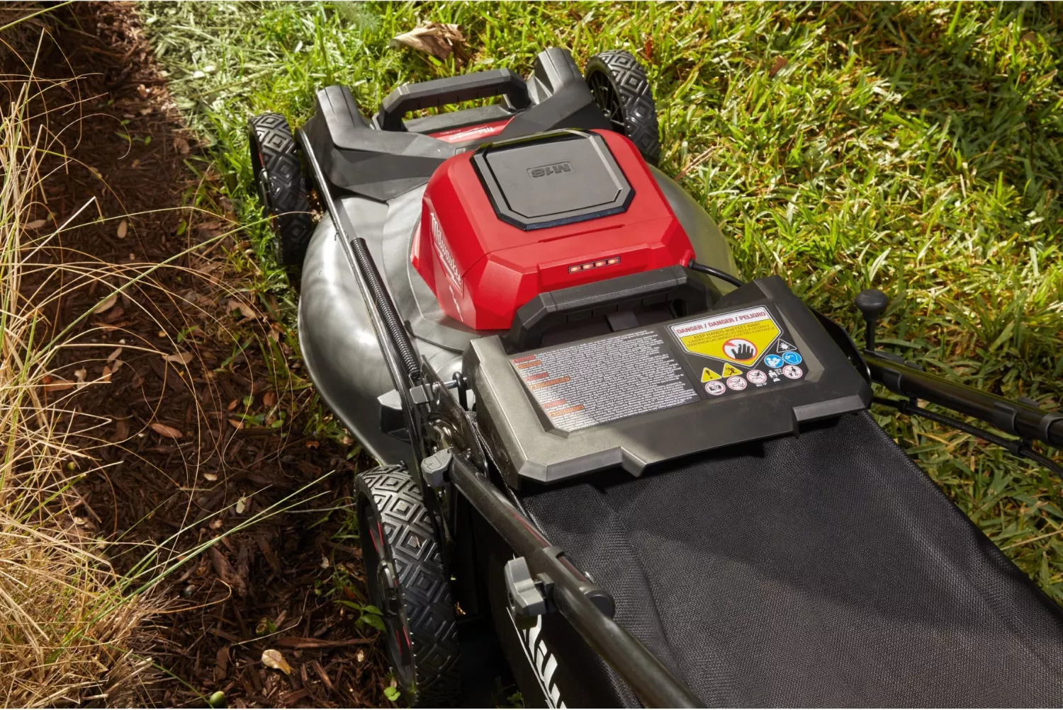 Milwaukee M18 F2LM53-122 FUEL 36V (2x18V) Li-ion accu zelfrijdende grasmaaier set (2x 12.0Ah Forge accu) - 53cm-image