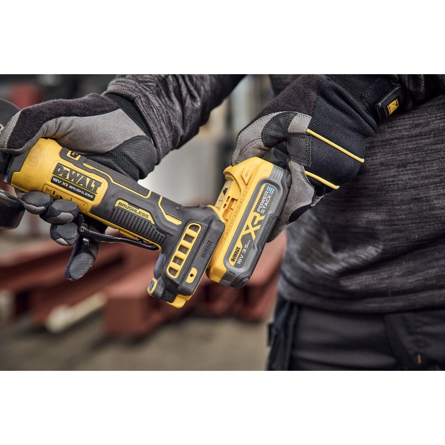 DeWALT DCG404S2T-QW 18V XR compacte accu haakse slijper set (2x3.5Ah accu + lader) - 125mm-image