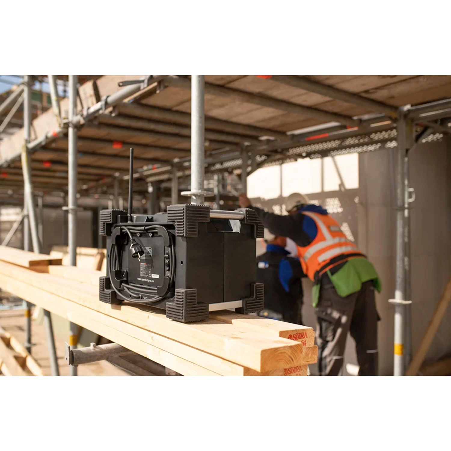 PerfectPro ROCKHART RH4 Bouwradio - FM RDS / DAB+ - AUX-in - bluetooth - oplaadbaar (ingebouwde lithium accu)-image